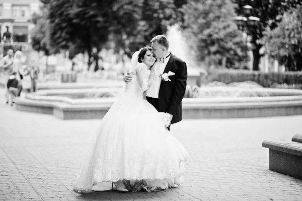 결혼식 한 쌍 그들의 행복 한 날에 사랑에 분수 배경. B — 스톡 사진