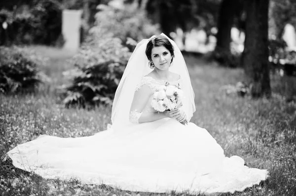 Retrato de noiva morena incrível com buquê de casamento nas mãos — Fotografia de Stock