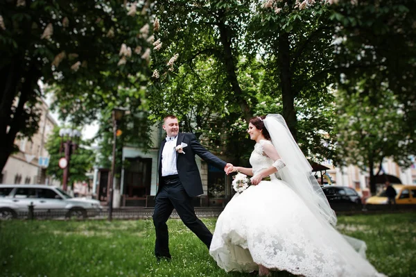 Bröllop par i kärlek bakgrunden träd med gul skida. — Stockfoto