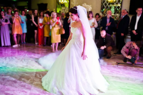 İlk düğün dans düğün çift yoğun duman ile şaşırtıcı bir