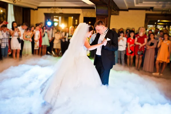 Csodálatos első Menyasszonytánc, esküvői pár nehéz füst egy — Stock Fotó