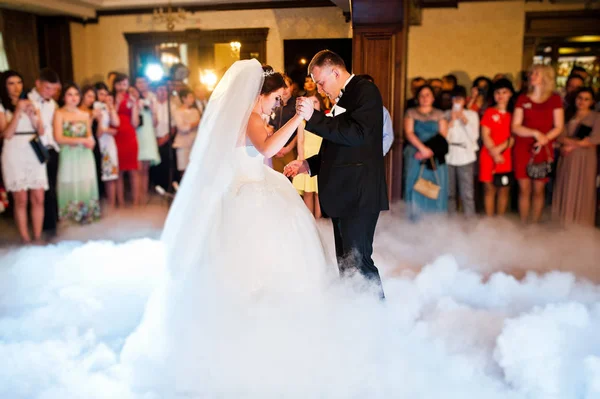 Incrível primeira dança de casamento do casal de casamento com fumaça pesada um — Fotografia de Stock