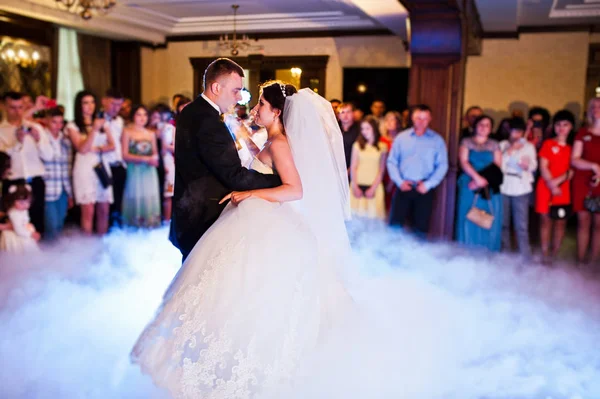 Incrível primeira dança de casamento do casal de casamento com fumaça pesada um — Fotografia de Stock