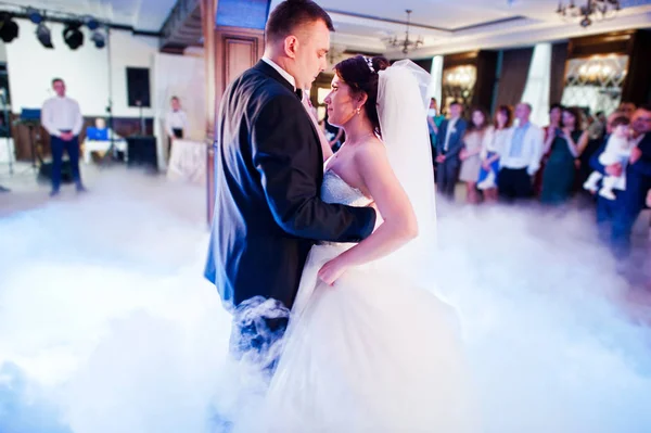 Increíble primer baile de boda de pareja de boda con humo pesado a — Foto de Stock