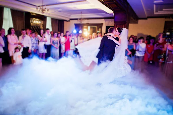 Geweldige eerste huwelijk dans van bruidspaar met zware rook een — Stockfoto