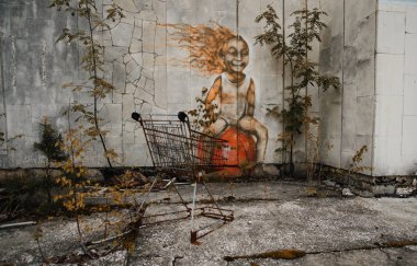 Chernobyl dışlama bölgesi zekâ süpermarkette eski paslı arabası