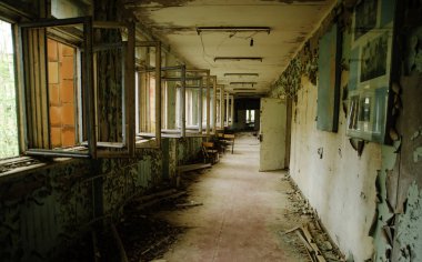 Abadoned okul koridor ile açık pencereleri Chernobyl şehir zon