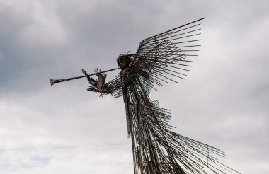 Demir melek arka plan bulutlu gökyüzü, Chernobyl radioa Anıtı