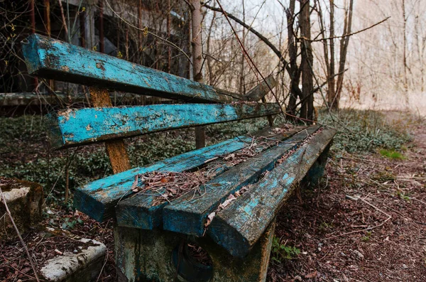 Іржаві і старий лавці в місто-привид Чорнобиль, Україна. — стокове фото