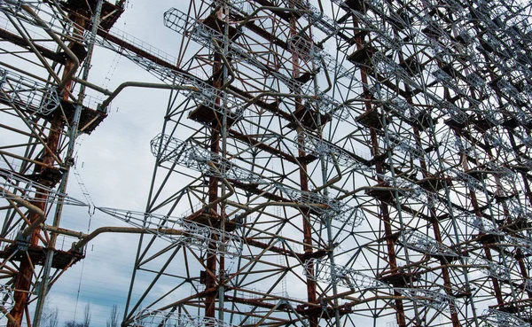 Sovjet-radar Duga 3 in de buurt van Chernobyl spookstad op Oekraïne. — Stockfoto