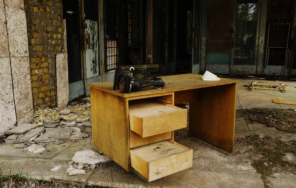 Mesa velha com máquina de costura em Chernobyl cidade fantasma, Ucrânia . — Fotografia de Stock