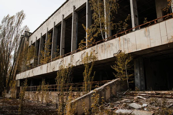 Чернобыльская зона отчуждения с руинами заброшенного припятского города дзо — стоковое фото