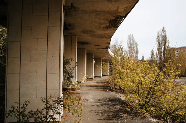 Zona di esclusione di Chernobyl con rovine della città abbandonata di Pripyat zo — Foto Stock