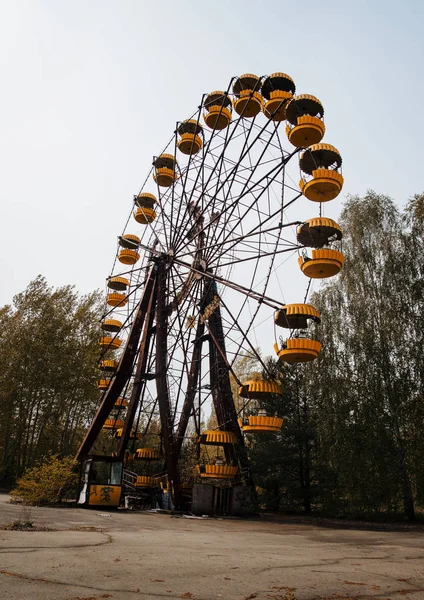 Rueda de ferris Abadonrd en Pripyat ciudad fantasma en Chernobyl exclusi — Foto de Stock