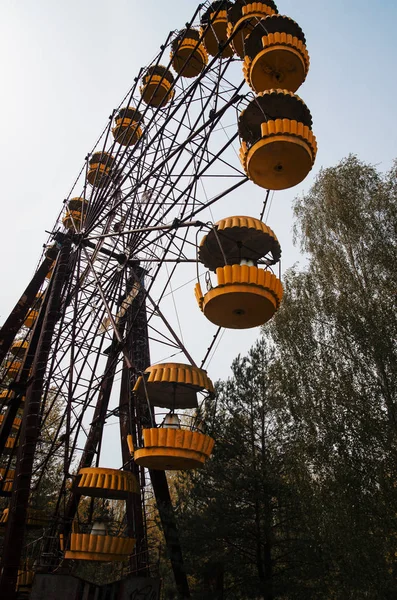 Rueda de ferris Abadonrd en Pripyat ciudad fantasma en Chernobyl exclusi — Foto de Stock