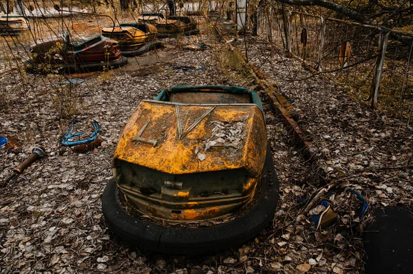 Parque de atracciones abandonado con coches oxidados en la ciudad de Pripyat en Cher — Foto de Stock