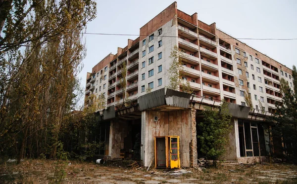 Чернобыльская зона отчуждения с руинами заброшенного припятского города дзо — стоковое фото