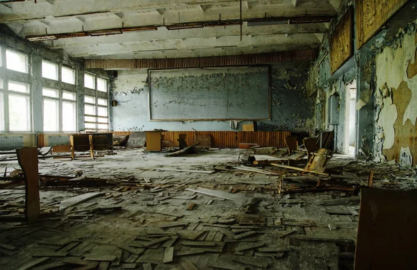 Verschmutztes Klassenzimmer in der radioaktiven Zone der Stadt Tschernobyl — Stockfoto