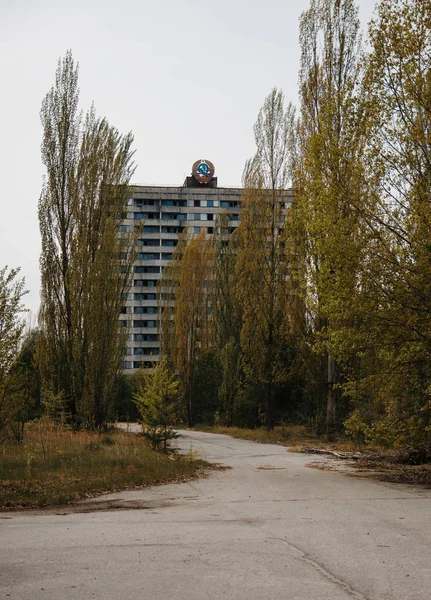 Советская эмблема при строительстве на заброшенном городе Чернобыль, Украина . — стоковое фото