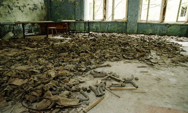 Maschere antigas infette sul pavimento in mezzo abbandonato — Foto Stock