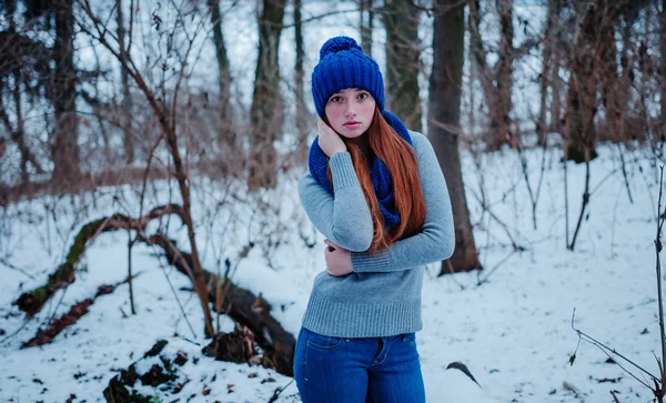 Портрет молодой девушки с рыжими волосами с веснушками в синем куне — стоковое фото