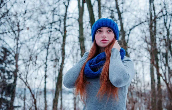 Portrait de jeune fille rousse aux taches de rousseur portant au kn bleu — Photo