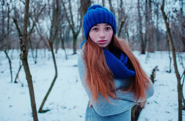 Retrato de una joven pelirroja con pecas en kn azul —  Fotos de Stock