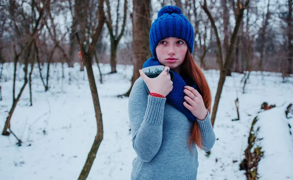 Retrato de jovem menina de cabelo vermelho com sardas vestindo a azul kn — Fotografia de Stock