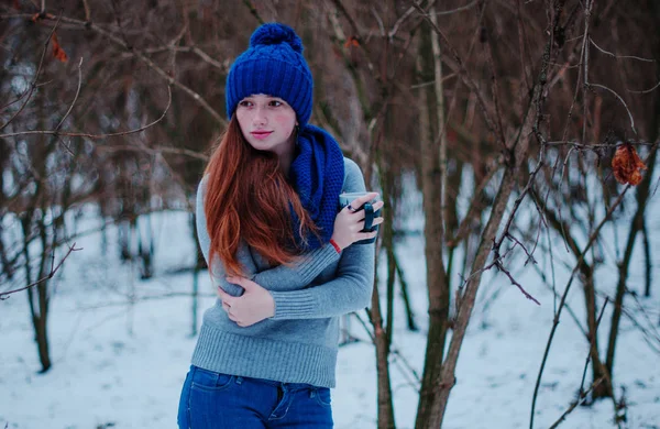 Portrait de jeune fille rousse aux taches de rousseur portant au kn bleu — Photo