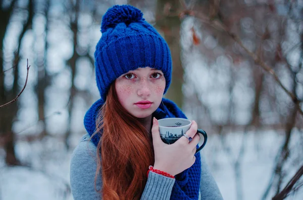 Portrait de jeune fille rousse aux taches de rousseur portant au kn bleu — Photo