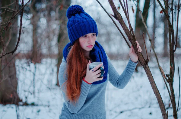Porträt eines jungen Mädchens mit rotem Haar und Sommersprossen, das bei blauem Knoten trägt — Stockfoto
