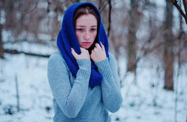 Portrait de jeune fille rousse aux taches de rousseur portant au kn bleu — Photo