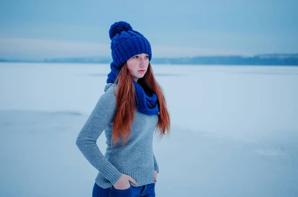 Portrait de jeune fille rousse aux taches de rousseur portant au kn bleu — Photo