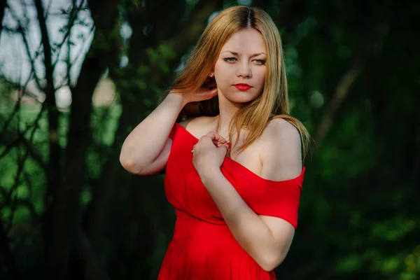 Portré fény haj lány piros ruha háttér tavaszi garde — Stock Fotó