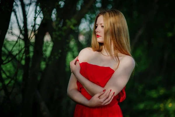 Porträtt av ljust hår flicka på röd klänning bakgrund våren garde — Stockfoto
