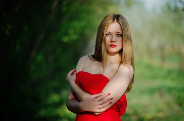 Retrato de luz cabelo menina no vermelho vestido fundo primavera garde — Fotografia de Stock