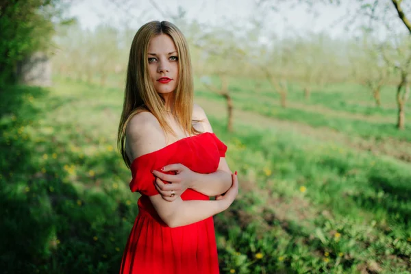 Porträt von hellhaarigen Mädchen auf rotem Kleid Hintergrund Frühling Garde — Stockfoto