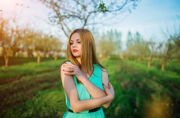 T bir çayır poz bir güzel uzun gezinti içinde kadın