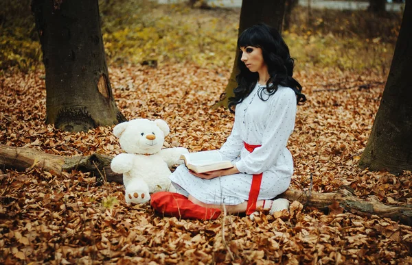 Genç üzücü yalnız esmer kıza pijama sonbahar üzerinde oturan fo — Stok fotoğraf