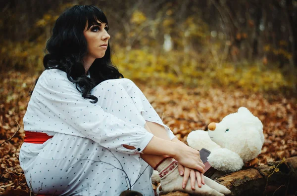 Fiatal szomorú magányos barna lány ül, és hogy ta hálóruhák — Stock Fotó
