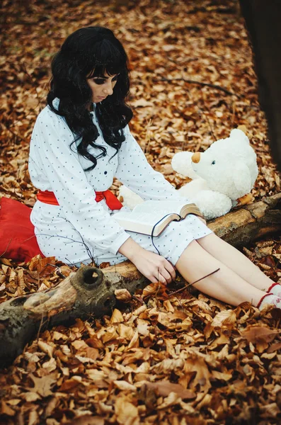 Genç üzücü yalnız esmer kıza pijama sonbahar üzerinde oturan fo — Stok fotoğraf