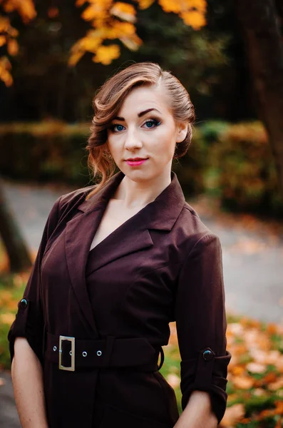 Portrait de fille intelligente avec coiffure à l'ancienne en plein air en b — Photo