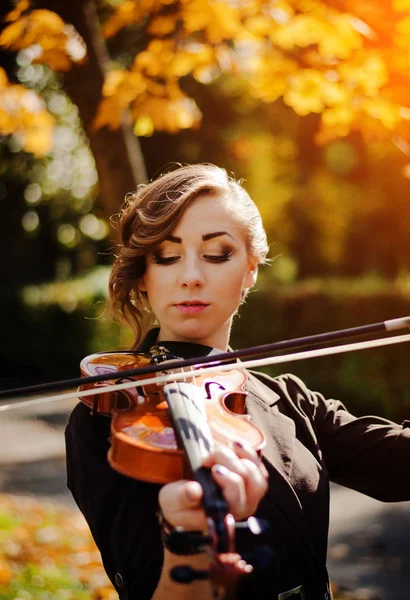 Retrato de chica inteligente con violín en las manos al aire libre en cacao marrón —  Fotos de Stock