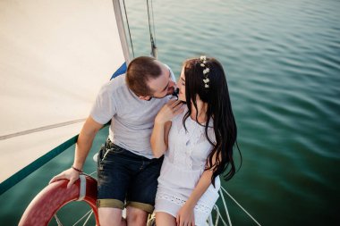 Genç güzel yat, aşık çift tatilde evlendi..