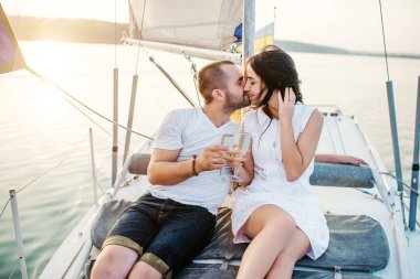 Genç güzel yat, aşık çift tatilde evlendi..