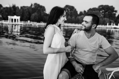 Genç güzel yat, aşık çift tatilde evlendi..