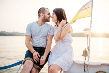 Genç güzel yat, aşık çift tatilde evlendi. 