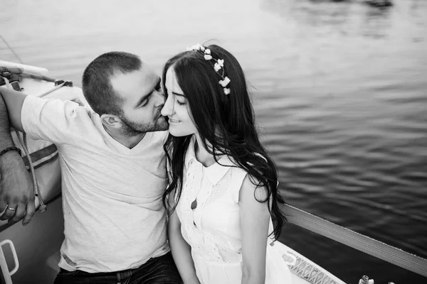 Молодая красивая супружеская пара влюблена на яхте в отпуске . — стоковое фото