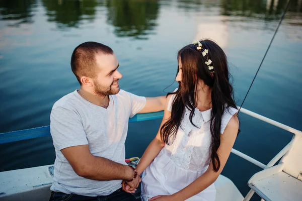 Молода красива подружня пара закохана на яхті у відпустці . — стокове фото