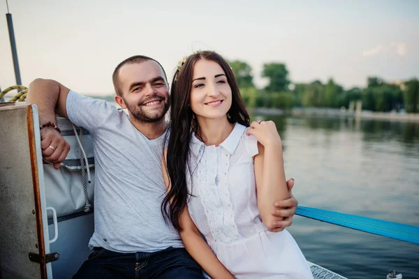 Νέοι όμορφη παντρεμένο ζευγάρι στην αγάπη με το σκάφος για τις διακοπές. — Φωτογραφία Αρχείου